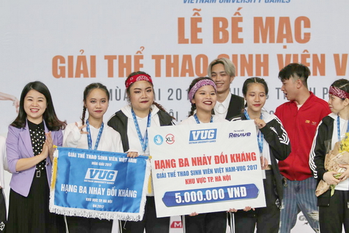 Đồng chí Chu Hồng Minh - Phó Chủ tịch Thường trực Hội Sinh viên Việt Nam thành phố Hà Nội trao giải Ba môn Nhảy đối kháng
